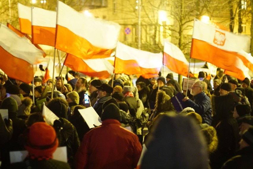 Protest „Nie bezprawiu” przed Urzędem Wojewódzkim w Poznaniu. „Jestem problemem Tuska”